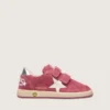 Ball Star Young en ante rojo con estrella de cuero blanco y lengüeta metálica plateada en el talón