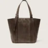 Bolso 24/7 East West en piel marrón oscuro con efecto desgastado