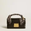 Bolso Venezia pequeño en piel negra con relieve, pañuelo de seda y colgante