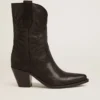 Botas Wish Star de caña baja en piel negra con estrella incrustada tono sobre tono