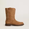 Botas Wish Young de ante color camel con estrella bordada