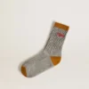 Calcetines acanalados grises con detalles naranjas y logotipo rojo