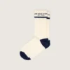 Calcetines en blanco desgastado con vuelta y detalles en azul oscuro