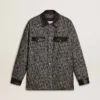 Chaqueta gris con diseño en espiga y detalles de cuero negro