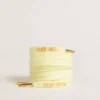 Cordones de algodón amarillos con logotipo en color dorado a contraste