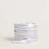 Cordones Swarovski con logotipo gris en contraste