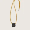 Estuche para gafas con cordón de senderismo de color mostaza y clip de cuero negro