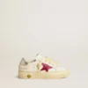 May Junior con estrella fucsia brillante y lengüeta del talón de piel metalizada