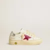 May Young con estrella de purpurina fucsia y lengüeta del talón de piel metalizada