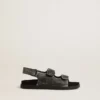 Sandalias Noa Young en piel negra desgastada