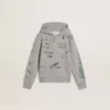 Sudadera gris para niños con letras estampadas multicolores
