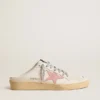 Zapatos tipo sabot Ball Star en napa blanca con una estrella de piel en tono rosa antiguo