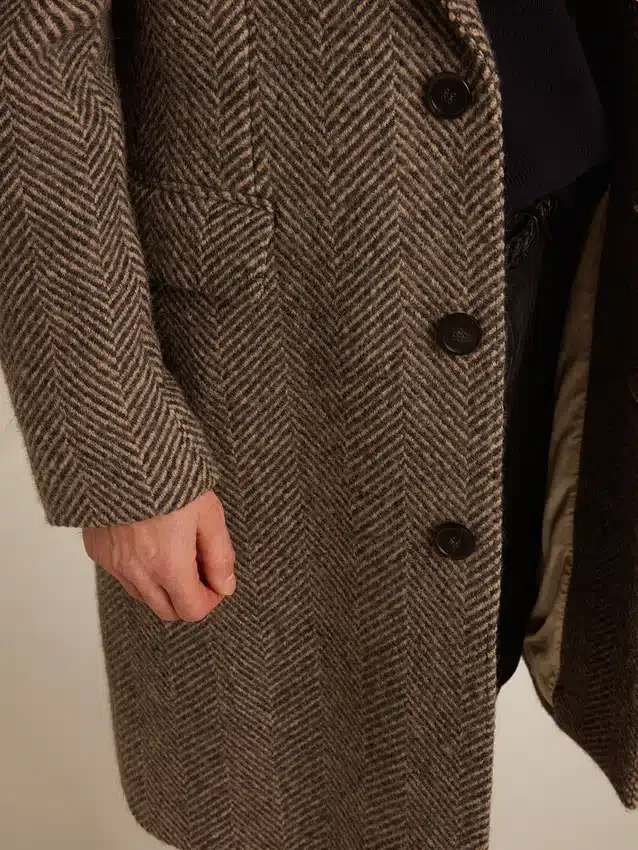 Abrigo de lana de hombre de un solo botonero con tejido en espiga beige y gris