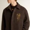 Abrigo «Journey» de hombre, de un solo pecho, en mezcla de lana arrugada con broche floral