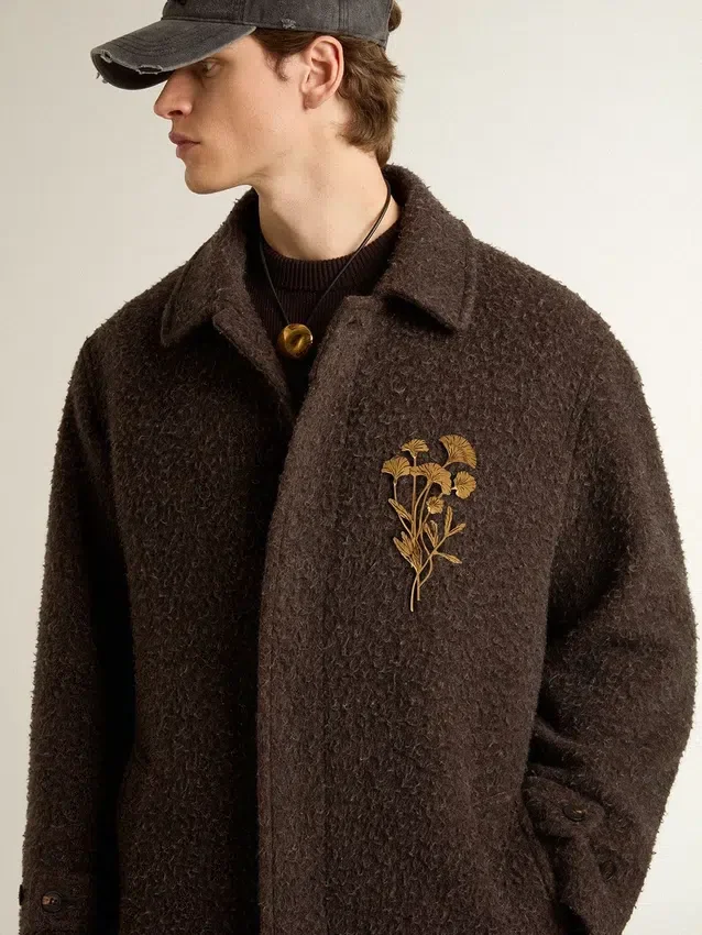 Abrigo «Journey» de hombre, de un solo pecho, en mezcla de lana arrugada con broche floral