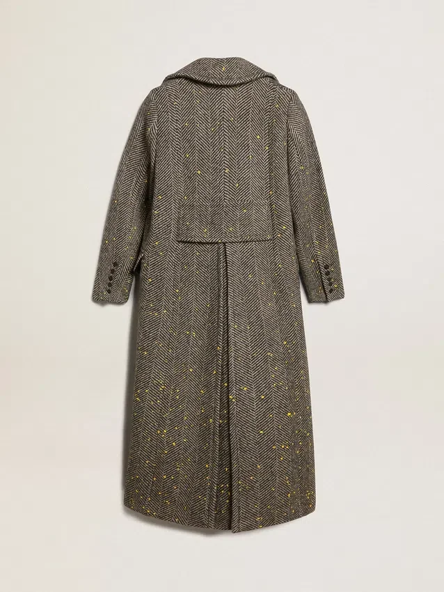 Abrigo largo de mujer con diseño en espiga y detalles en amarillo