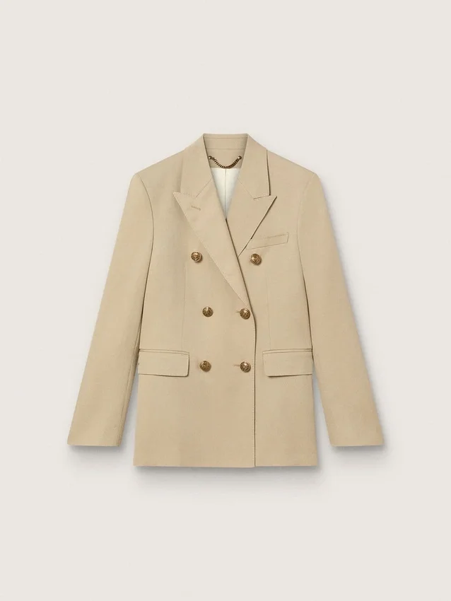 Americana de doble botonadura para mujer en color arena con botones heráldicos dorados
