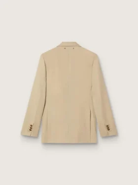 Americana de doble botonadura para mujer en color arena con botones heráldicos dorados