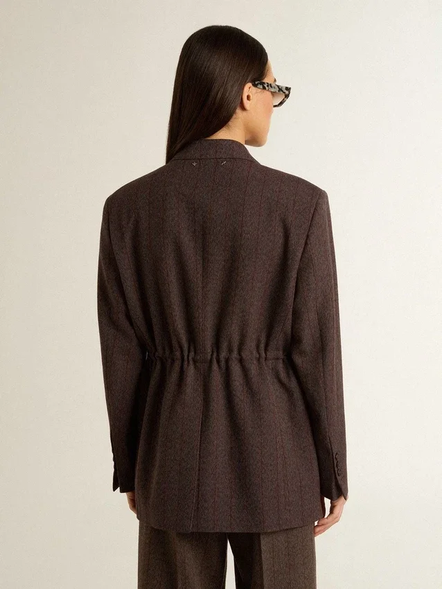Americana de doble botonadura para mujer en lana marrón oscuro con estampado de rayas finas