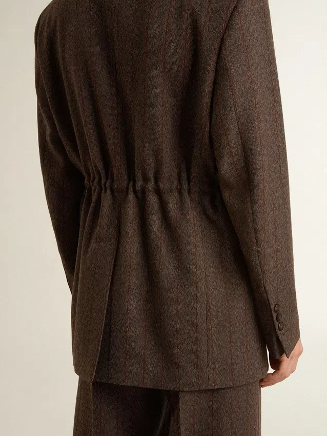 Americana de doble botonadura para mujer en lana marrón oscuro con estampado de rayas finas