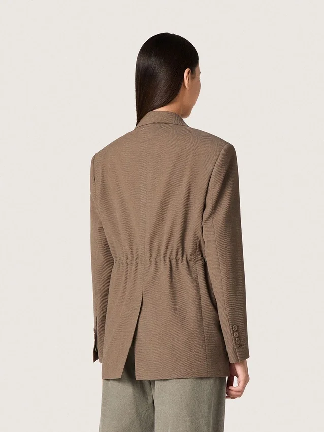 Americana de doble botonadura para mujer en mezcla de lana con estampado de chevron gris paloma