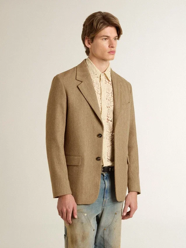 Americana de hombre de una sola fila de botones en mezcla de lino con diseño de chevrón color arena.