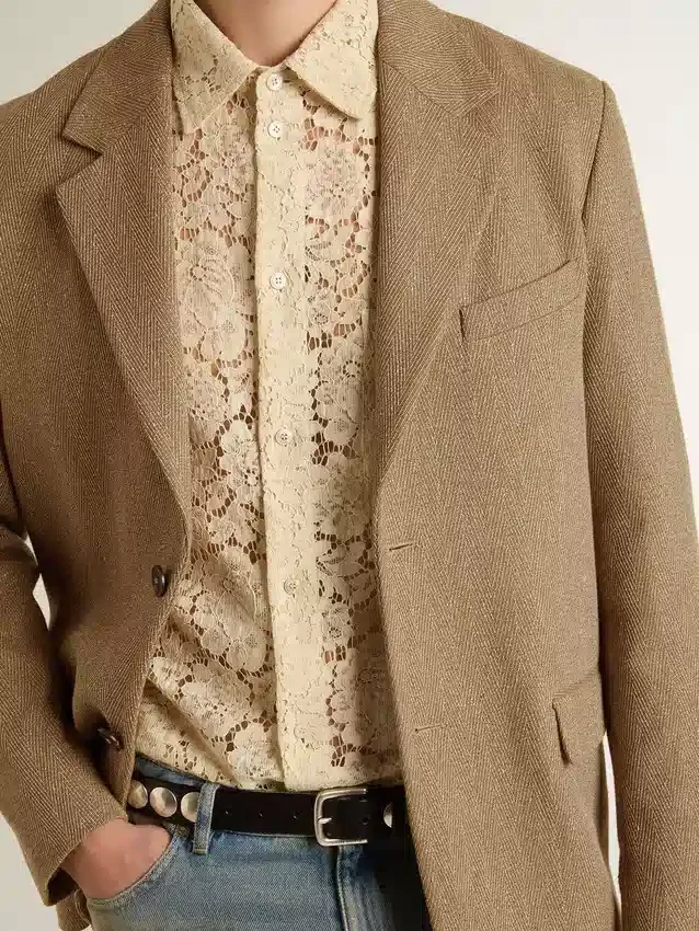 Americana de hombre de una sola fila de botones en mezcla de lino con diseño de chevrón color arena.
