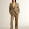 Americana de mujer de un solo botonadura en espiga color arena