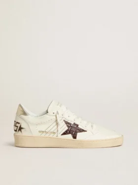 Ball Star con estrella de piel con estampado de cocodrilo en color burdeos y lengüeta dorada en el talón