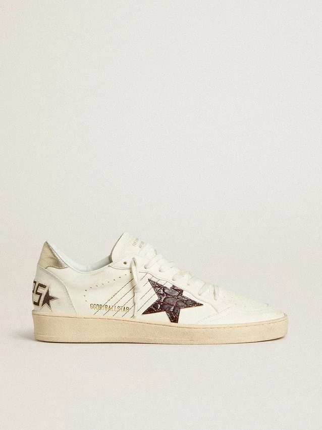 Ball Star con estrella de piel con estampado de cocodrilo en color burdeos y lengüeta dorada en el talón