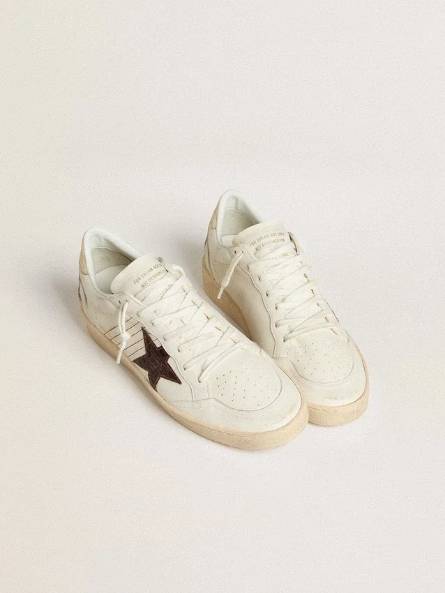 Ball Star con estrella de piel con estampado de cocodrilo en color burdeos y lengüeta dorada en el talón