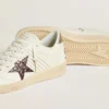 Ball Star con estrella de piel con estampado de cocodrilo en color burdeos y lengüeta dorada en el talón