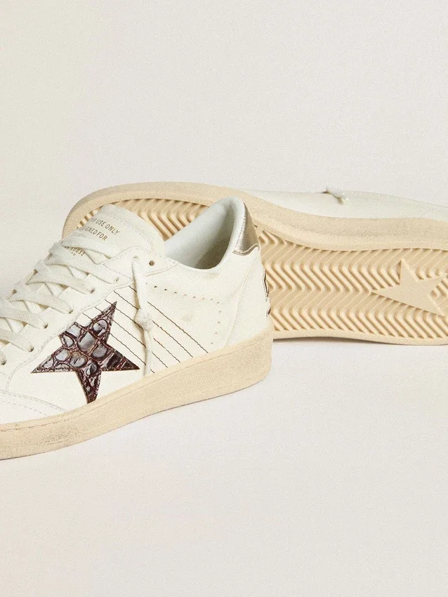 Ball Star con estrella de piel con estampado de cocodrilo en color burdeos y lengüeta dorada en el talón