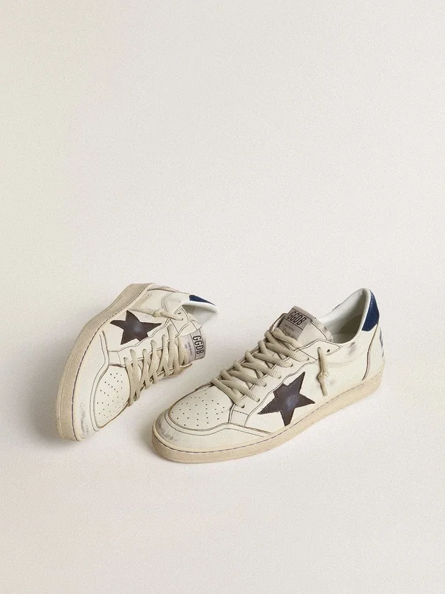 Ball Star con estrella negra y lengüeta de ante azul en el talón