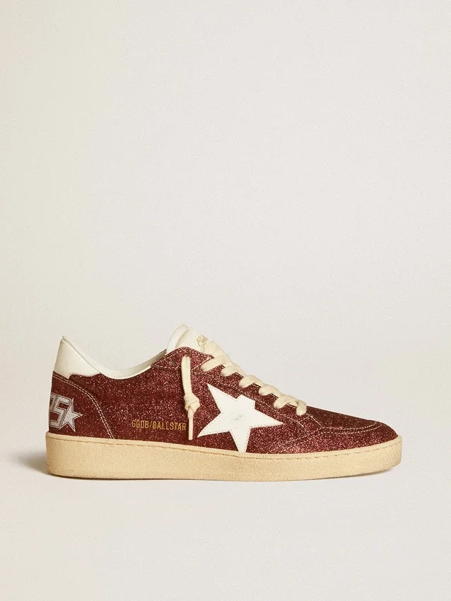 Ball Star en color burdeos brillante con estrella y lengüeta del talón de piel blanca