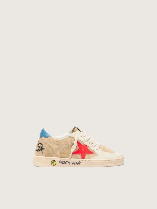 Ball Star Junior en ante beige con estrella roja y lengüeta azul claro en el talón