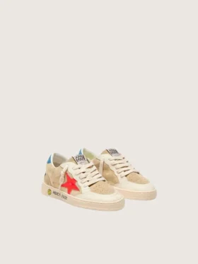 Ball Star Junior en ante beige con estrella roja y lengüeta azul claro en el talón