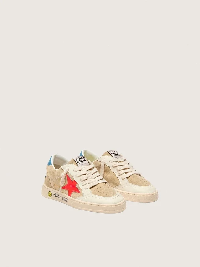 Ball Star Junior en ante beige con estrella roja y lengüeta azul claro en el talón