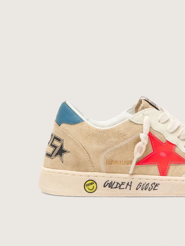 Ball Star Junior en ante beige con estrella roja y lengüeta azul claro en el talón