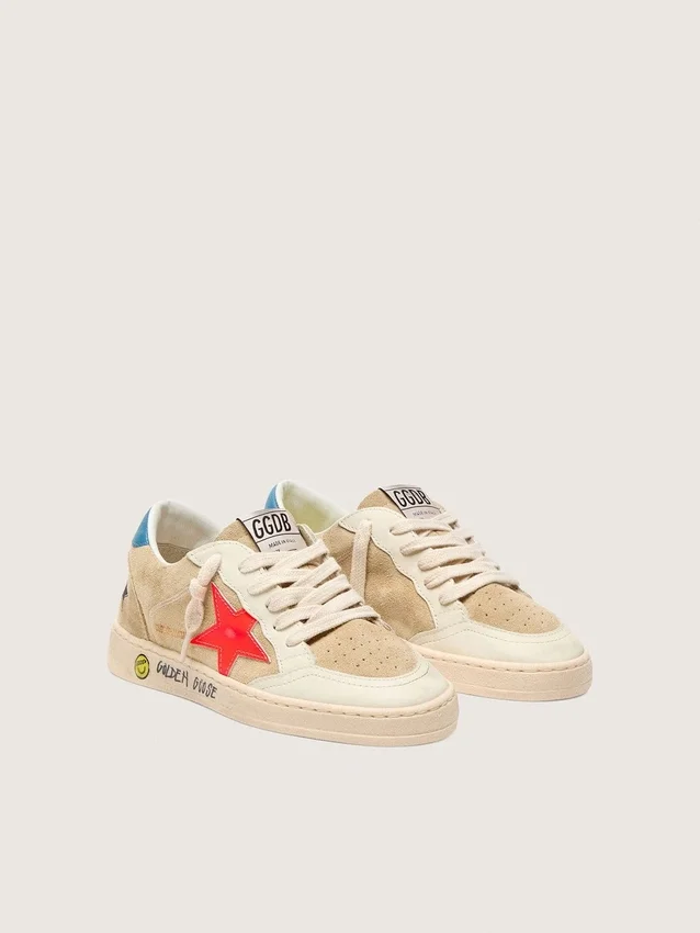 Ball Star Young en ante beige con estrella roja y lengüeta azul claro en el talón