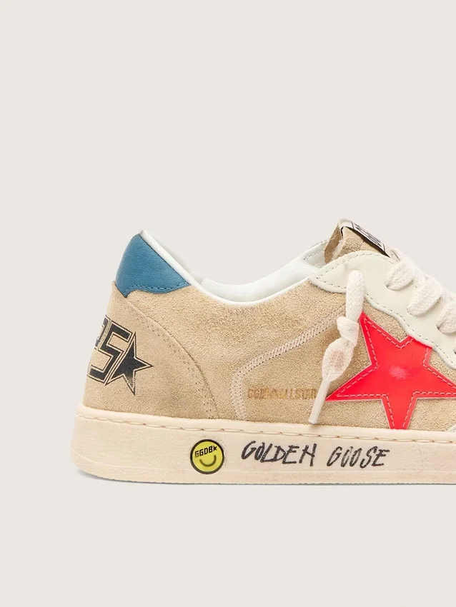 Ball Star Young en ante beige con estrella roja y lengüeta azul claro en el talón