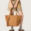 Bolso 24/7 East West en ante color camel con flecos