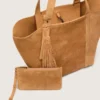 Bolso 24/7 East West en ante color camel con flecos