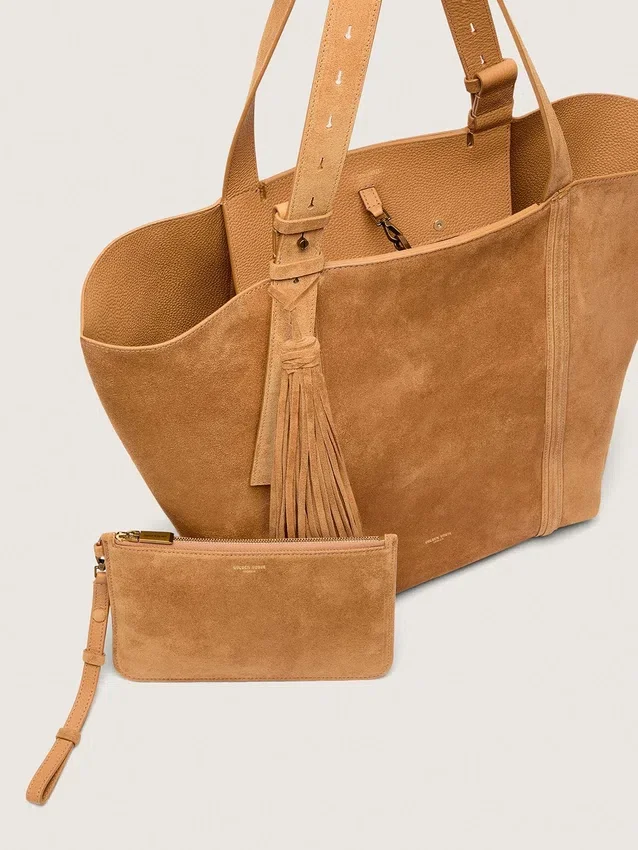 Bolso 24/7 East West en ante color camel con flecos