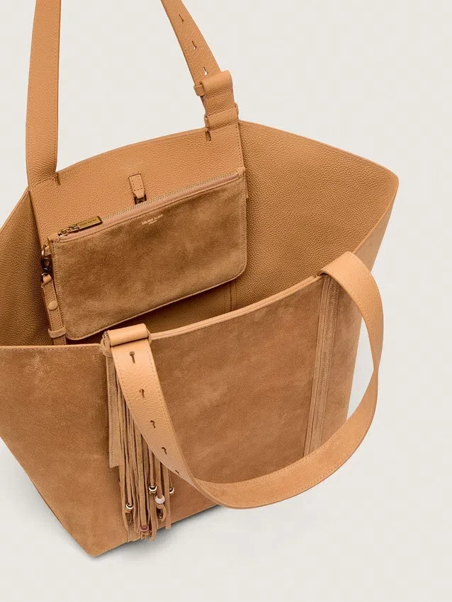 Bolso 24/7 East West en ante color camel con flecos