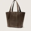 Bolso 24/7 East West en piel marrón oscuro con efecto desgastado