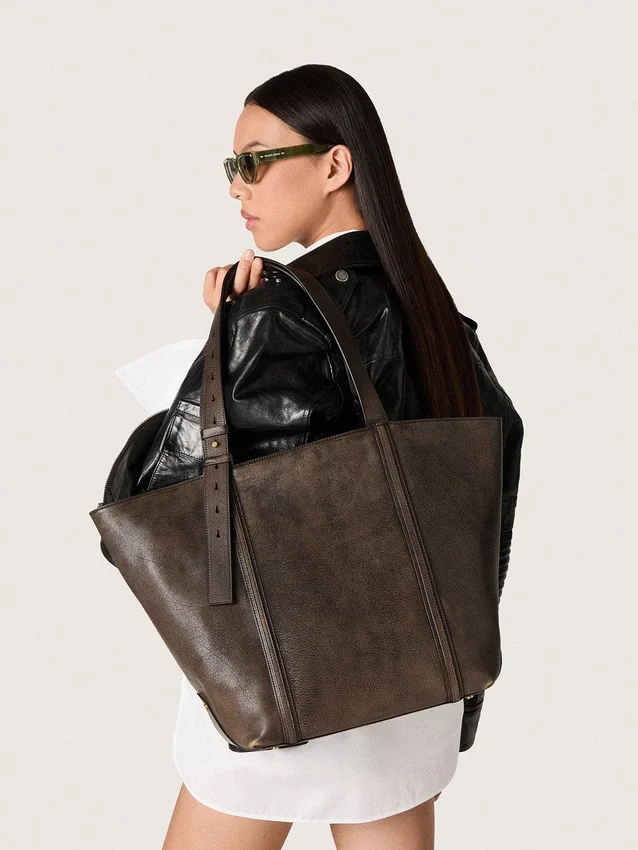 Bolso 24/7 East West en piel marrón oscuro con efecto desgastado