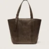 Bolso 24/7 East West en piel marrón oscuro con efecto desgastado