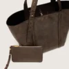 Bolso 24/7 East West en piel marrón oscuro con efecto desgastado
