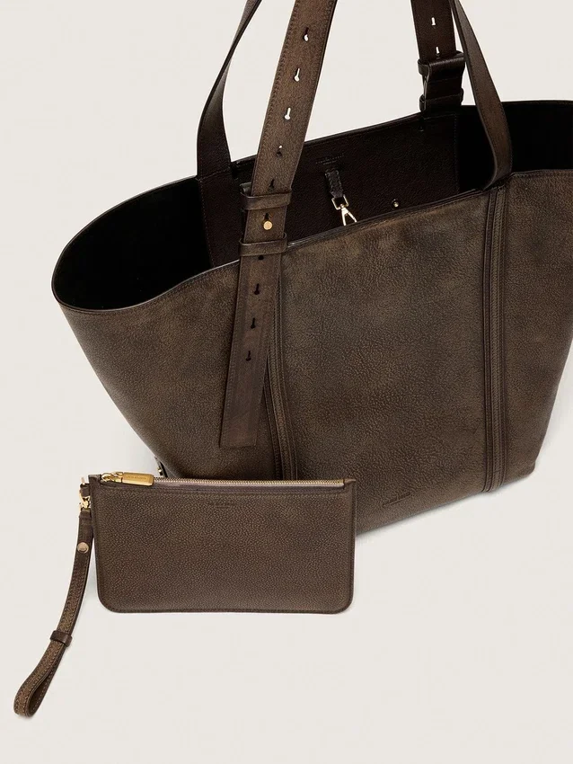 Bolso 24/7 East West en piel marrón oscuro con efecto desgastado